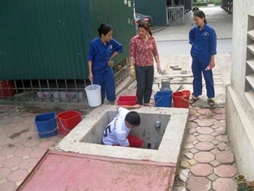 Thau rửa bể nước các cơ quan xí nghiệp
